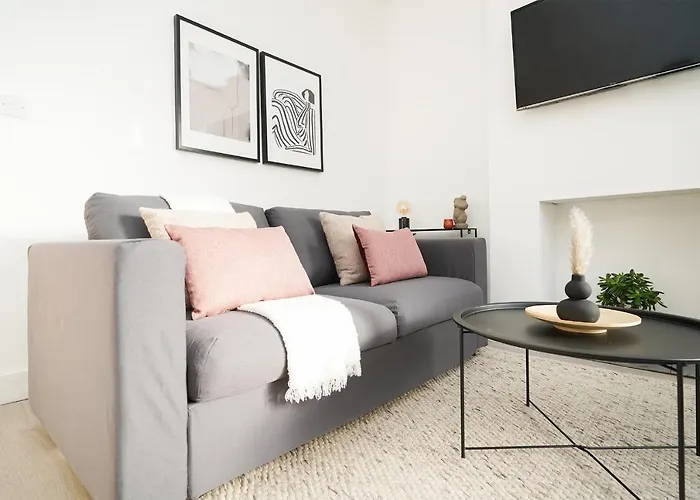 Charlotte House, Entire Private House, Close To City Centre, Wifi